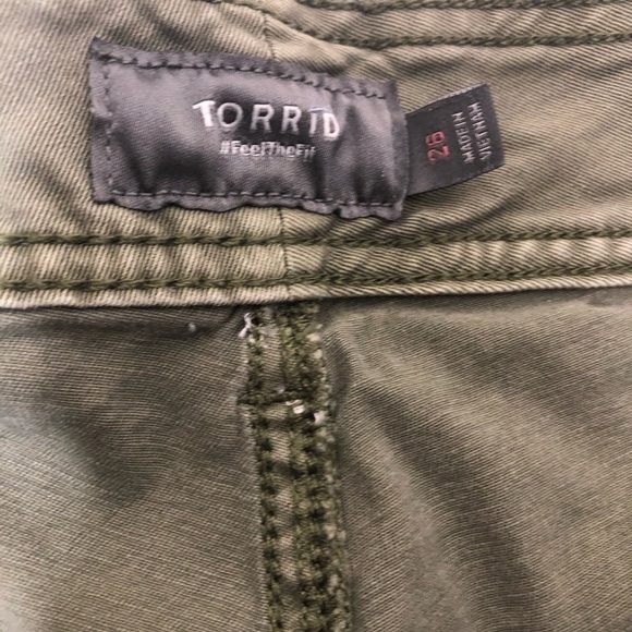 Torrid Olive Green Shorts Plus Size 26 Stretch Denim Utility Gorpcore Grunge - Picture 6 of 8